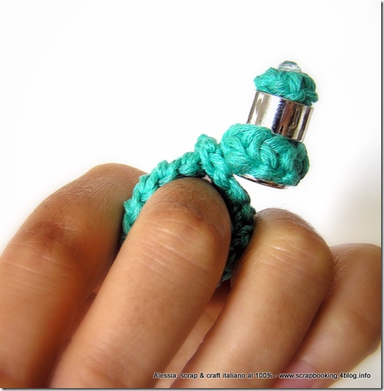 l'anello con il tappo riciclato, crochet e strass