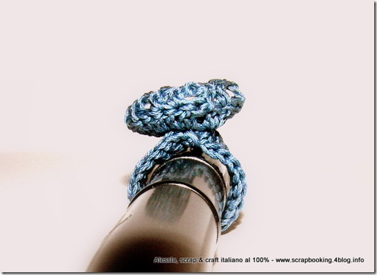 anello a crochet con pietra incastonata, close-up