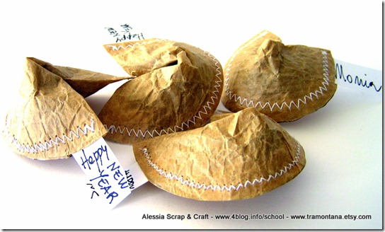 Decorazioni per capodanno: biscottini della fortuna di carta del pane (fortune cookies) come segnaposto
