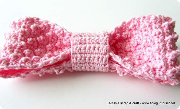 Crochet: un grande fiocco rosa a punto pois