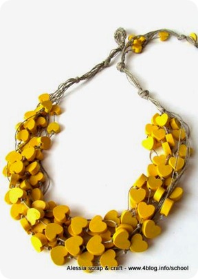 Legno, lino, colore giallo e cuori per la collana Yellow Hearts