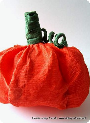 Lavoretti di Halloween: zucche giganti di carta crespa