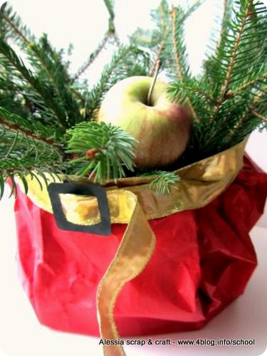 Countdown Natale: centrotavola di babbo Natale con abete e mele selvatiche
