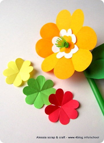 Lavoretti: come fare fiori di carta con quadrati colorati