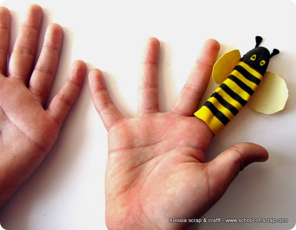 Lavoretti Art Attak: marionette da dita di guanti di gomma