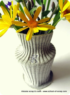 Lavoretti di primavera: vaso con la calza bucata
