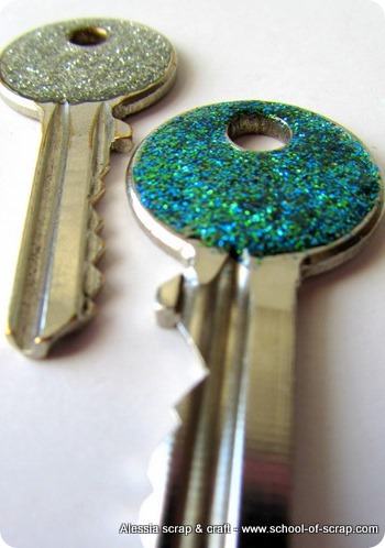 Riciclo e idee: chiavi personalizzate con smalto glitter