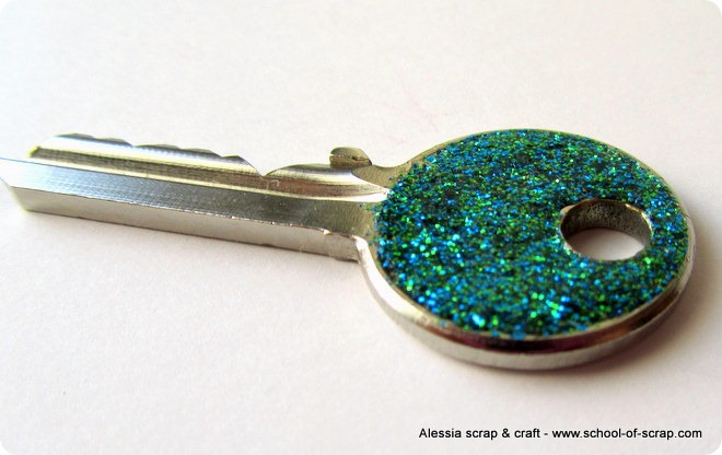 Riciclo e idee: chiavi personalizzate con smalto glitter