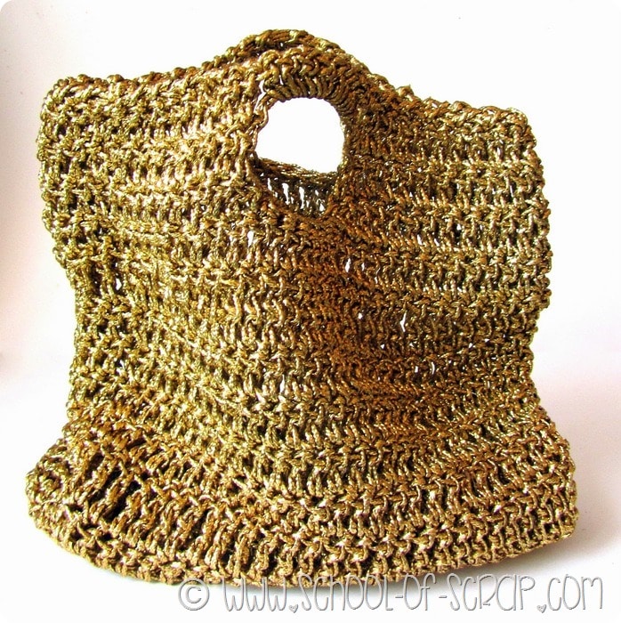 Serate estive fashion: Una borsa fatta all’uncinetto con il filato dorato di carta