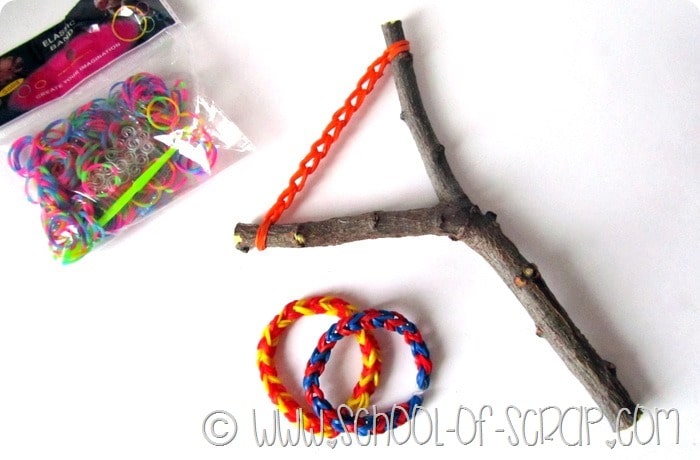 Giochi fai da te per bambini: la fionda con gli elastici colorati band loom